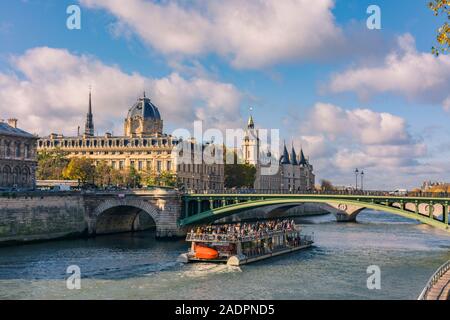 Paris, France - 7 novembre 2019 : Seine, Pont Notre Dame, cour de commerce et du Palais de la cité (City Palace) Résidence des Rois de France (10 Banque D'Images