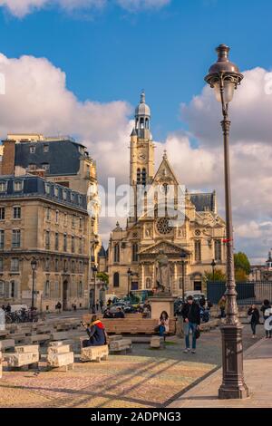 Paris, France - 7 novembre 2019 : Jacques Doucet Bibliothèque littéraire du côté gauche et la Saint-Étienne-du-Mont l'église. Près du Panthéon Banque D'Images