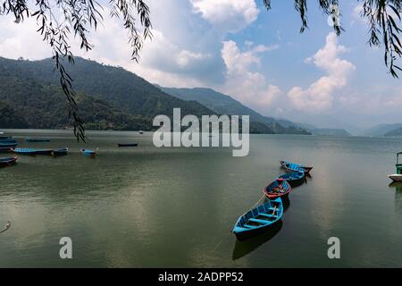 Lac Phewa un jour nuageux et couleur bois Bateaux Banque D'Images