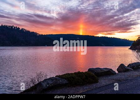 Magnifique Coucher de soleil sur le lac de Coeur d'Alene Banque D'Images