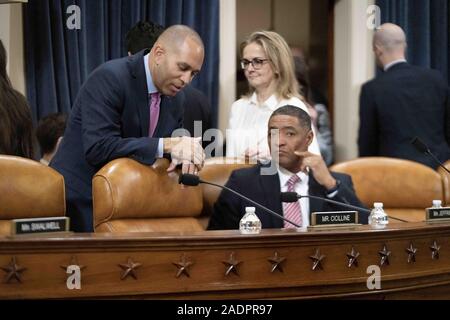 Washington, District de Columbia, Etats-Unis. 9Th Jul 2019. HAKEEM représentant JEFFRIES (D-NY) Représentant confère avec CEDRIC RICHMOND (D-LA) avant l'ouverture de la Commission Judiciaire's première audience publique à savoir si le Président Donald Trump devrait être mis en accusation pour les crimes qu'il est présumé avoir commis avec ce qui concerne à la retenue de l'aide militaire à l'Ukraine en échange d'obtenir la saleté sur son adversaire politique et probable candidat démocrate à la présidence, l'ancien Vice-président américain Joe Biden, le 4 décembre 2019. Crédit : Christian Douglas/ZUMA/Alamy Fil Live News Banque D'Images