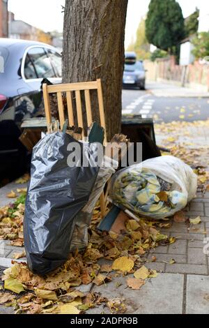 Les décharges sauvages de déchets ménagers sur un réseau express régional London Street Banque D'Images