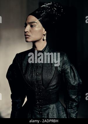 (191204) -- Verona (Italie), 4 décembre 2019 (Xinhua) -- de droit publié le 3 décembre 2019 montre une photographie de l'actrice américaine Indya Moore pour le 'à Juliette' Calendrier Pirelli 2020, prises par le photographe italien Paolo Roversi. Paolo Roversi's Calendrier Pirelli 2020 'à la Juliet' a été présenté au public dans le nord de la ville italienne de Vérone mardi. S'inspirant de Shakespeare drame intemporel, Paolo Roversi a misé sur la 'Juliet qui existe en chaque femme' avec Claire Foy, Mia Goth, Li Yuchun (Chris Lee), Indya Moore, Rosalia, Stella Roversi, Yara Shahidi, Kristen Ste Banque D'Images