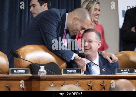 4 décembre 2019, Washington, District of Columbia, United States : Représentant HAKEEM JEFFRIES (D-NY) confère à l'important membre du Comité judiciaire de la Chambre Doug Collins (R-GA) avant l'ouverture de la première audience publique du comité de demander si le Président Donald Trump devrait être mis en accusation pour les crimes qu'il est présumé avoir commis avec ce qui concerne à la retenue de l'aide militaire à l'Ukraine en échange d'obtenir la saleté sur son adversaire politique et probable candidat démocrate à la présidence, l'ancien Vice-président américain Joe Biden, le 4 décembre 2019. (Crédit Image : © Douglas Christ Banque D'Images