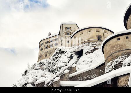 Ancienne forteresse inattaquable de l'Europe médiévale ou d'un château sur la colline à la ville de Kufstein Autriche alpin couvert de grande couche de neige après blizzard en hiver Banque D'Images
