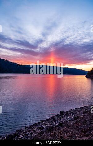 Magnifique Coucher de soleil sur le lac de Coeur d'Alene Banque D'Images