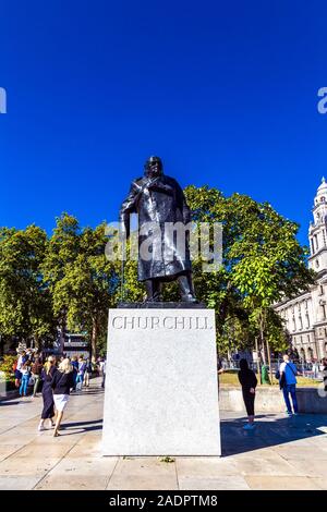 Statue de Winston Churchill à la place du Parlement, Londres, UK Banque D'Images