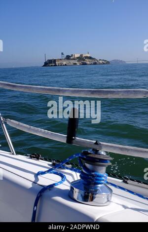 Yacht à voile à un passé Alcatraz dans la baie de San Francisco Banque D'Images