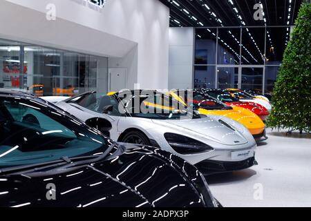 L'intérieur du nouveau showroom Mclaren à Leeds Banque D'Images