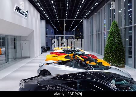 L'intérieur du nouveau showroom Mclaren à Leeds Banque D'Images