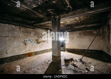 Sombre et sale creepy cave souterraines abandonnées après le feu. Des murs dans la suie noire Banque D'Images