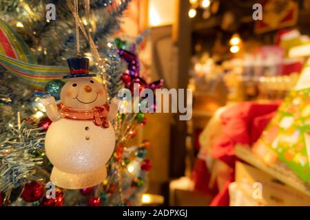 Happy snowman ornament hanging on a Christmas Tree Banque D'Images