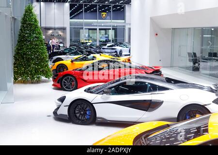 L'intérieur du nouveau showroom Mclaren à Leeds Banque D'Images