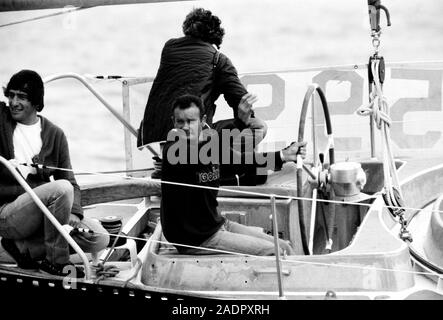 AJAXNETPHOTO. Août 29th, 1981. PORTSMOUTH, Angleterre. - Départ de course WHITBREAD - ANDRÉ MAURIC CONÇU EUROMARCHE DE FRANCE skippé par Eric Tabarly, VU ICI À LA ROUE. PHOTO : JONATHAN EASTLAND / AJAX REF:812307 02 Banque D'Images