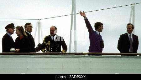 AJAXNETPHOTO. Juillet,1991. MILFORD Haven, Pays de Galles, Royaume-Uni. - ROYAL WAVER - S.A.R. le duc de York (2E À PARTIR DE LA DROITE.) VAGUES AUX ÉQUIPAGES DES NAVIRES DE COCOTIERS AU COURS DE PARADE DE NAVIGUER DE PONT D'HMRY BRITANNIA. PHOTO:JONATHAN EASTLAND/AJAX;CD REF:215014 117 Banque D'Images