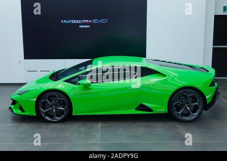 Toute nouvelle Lamborghini est à la nouvelle concession Lamborghini à Leeds. Banque D'Images