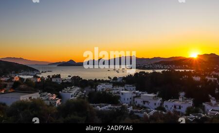 Coucher de soleil coloré lumineux dans la magnifique baie de la mer Egée avec des îles, des montagnes et des bateaux. Des vacances concept et contexte de voyage Banque D'Images