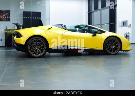 Toute nouvelle Lamborghini est à la nouvelle concession Lamborghini à Leeds. Banque D'Images