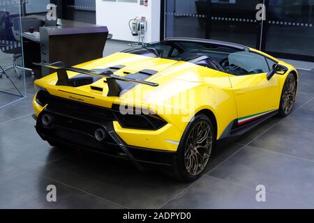 Toute nouvelle Lamborghini est à la nouvelle concession Lamborghini à Leeds. Banque D'Images