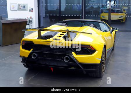 Toute nouvelle Lamborghini est à la nouvelle concession Lamborghini à Leeds. Banque D'Images