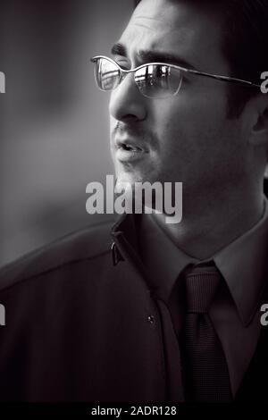 Portrait noir et blanc d'un homme d'affaires bien habillés à l'extérieur de son bureau permanent building Banque D'Images