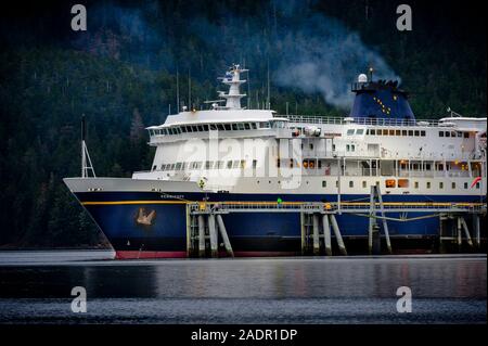 Le M/V Kennicott accosté au terminal de Sitka Alaska Marine Highway. Sitka, Alaska, USA. Banque D'Images