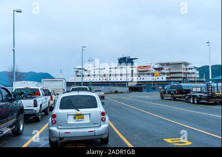 Doublure de véhicules jusqu'à bord du M/V Kennicott accosté au terminal de Sitka. Sitka, Alaska, USA. Banque D'Images