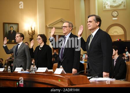 (191204) -- WASHINGTON, 4 décembre 2019 (Xinhua) -- Noah Feldman (1re L), professeur de droit à la Harvard Law School, professeur de droit de l'Université de Stanford Pamela Karlan (2L), de l'Université de Caroline du Nord Le professeur Michael Gerhardt (3L), et Jonathan Turley, professeur de droit d'intérêt public à la George Washington University Law School, jurer devant le Comité judiciaire de la Chambre sur la colline du Capitole à Washington, DC, États-Unis, le 4 décembre 2019., témoigner devant le Comité judiciaire de la Chambre sur la colline du Capitole à Washington, DC, États-Unis, le 4 décembre 2019. Le démocrate-led Hous Banque D'Images