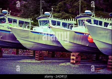 Bateaux de location commerciale alignés dans le stockage pour la morte-saison de Sitka, Alaska, USA. Banque D'Images