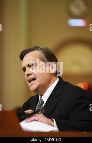 Washington, USA. 9Th Jul 2019. Jonathan Turley, professeur de droit d'intérêt public à la George Washington University Law School, témoigne devant le Comité judiciaire de la Chambre des représentants sur la colline du Capitole à Washington, DC, États-Unis, le 4 décembre 2019. Le démocrate-led Commission judiciaire a duré plus d'un mois procédure de destitution de long en président américain Donald Trump en tenant sa première audience le mercredi. Credit : Liu Jie/Xinhua/Alamy Live News Banque D'Images