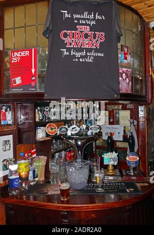 Le Circus Tavern Pub, 86 Portland Street, Manchester, Angleterre, M1 4GX - Plus petit pub en Europe, de l'intérieur espace bar Banque D'Images