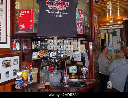 Le Circus Tavern Pub, 86 Portland Street, Manchester, Angleterre, M1 4GX - Plus petit pub en Europe, de l'intérieur espace bar Banque D'Images