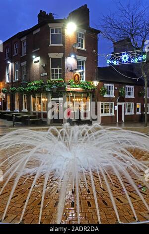 Street Fountain et historique Blue Bell pub, 27 Horsemarket Street, Warrington, Cheshire, Angleterre, Royaume-Uni, WA1, le soir du crépuscule Banque D'Images