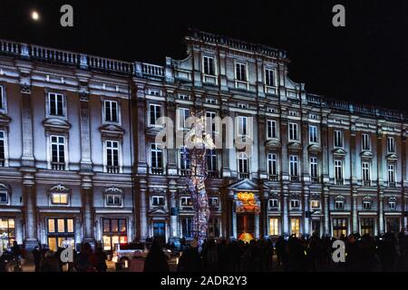 Décembre 04, 2019 Lyon, France : un jour avant le jour de l'Événement Lumières à Lyon, Place Bellecour. Intermittents et les préparations pour le festival de ligh Banque D'Images