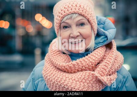 Portrait of happy young woman in winter clothes Banque D'Images
