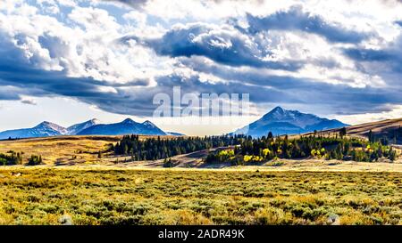 La Gallatin Montagnes avec pic électrique sous le soleil de l'après-midi. Vu de la Grand Loop Road à Mammoth Hot Springs dans le Yellowstone NP dans WY Banque D'Images