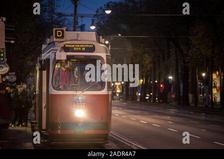 Vienne, Autriche - le 6 novembre 2019 : Tramway de Vienne, également appelé strassenbahn, laissant une station de tram de nuit dans le centre de la ville. C'est l'une des mai Banque D'Images