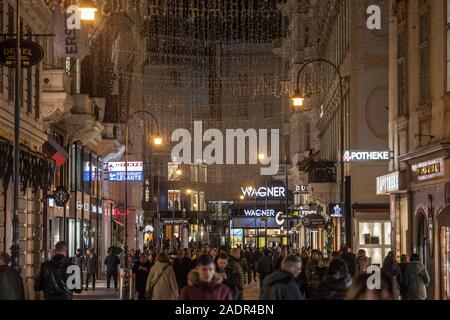 Vienne, Autriche - le 6 novembre 2019 : la rue Kohlmarkt, bondé, la nuit en hiver avec des décorations de Noël. Kohlmart est une rue piétonne avec lux Banque D'Images