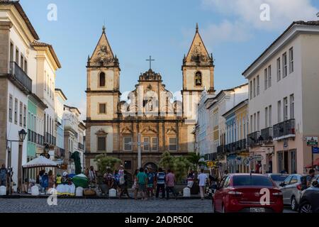 Belle vue sur l'église coloniale et les bâtiments dans le centre-ville historique de Salvador, Bahia, Brésil Banque D'Images