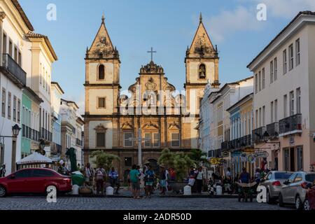 Belle vue sur l'église coloniale et les bâtiments dans le centre-ville historique de Salvador, Bahia, Brésil Banque D'Images