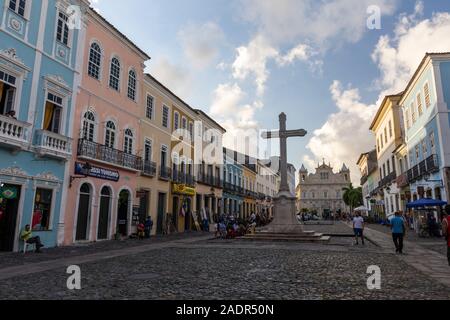 Belle vue à grande croix et la vieille église coloniale dans le centre-ville historique de Salvador, Bahia, Brésil Banque D'Images