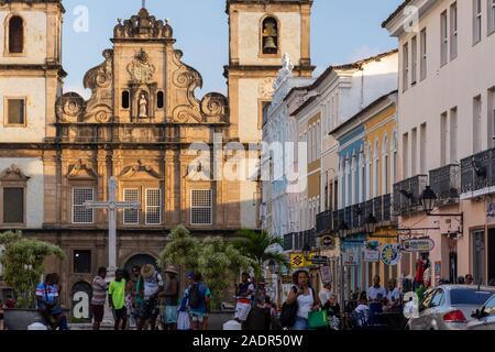 Belle vue à grande croix et la vieille église coloniale dans le centre-ville historique de Salvador, Bahia, Brésil Banque D'Images