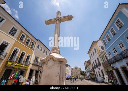 Belle vue à grande croix et la vieille église coloniale dans le centre-ville historique de Salvador, Bahia, Brésil Banque D'Images