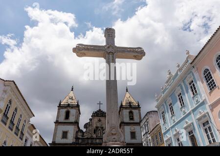 Belle vue à grande croix et la vieille église coloniale dans le centre-ville historique de Salvador, Bahia, Brésil Banque D'Images