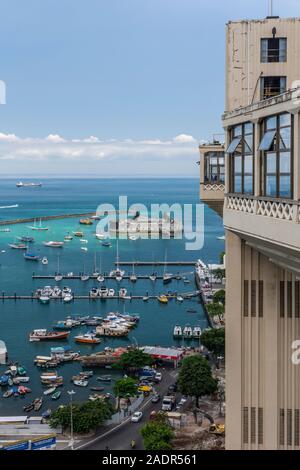 Belle vue de l'ascenseur Lacerda, dans le centre-ville historique de Salvador, Bahia, Brésil Banque D'Images