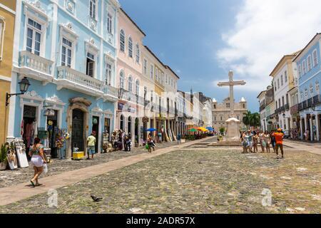 Belle vue à grande croix et la vieille église coloniale dans le centre-ville historique de Salvador, Bahia, Brésil Banque D'Images