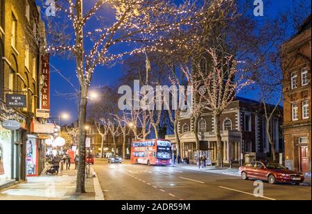 Eglise ST.Marys dans la nuit de Noël au cours d'Islington London UK Banque D'Images