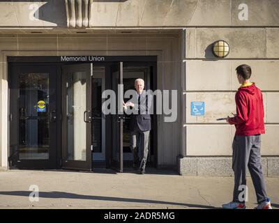 Ames, Iowa, USA. 9Th Jul 2019. Ancien Vice-président américain Joe Biden quitte l'Union Memorial de l'Université d'Iowa après son événement de campagne à Ames, mercredi. Vice-président Biden est l'Iowa en tournée cette semaine sur son ''No Malarkey'' bus tour. L'Iowa héberge la première élection présidentielle de l'événement sélection du cycle électoral de 2020. Le caucus de l'Iowa sont le 3 février 2020. Crédit : Jack Kurtz/ZUMA/Alamy Fil Live News Banque D'Images