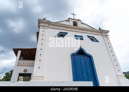 Vue de façade de la vieille église coloniale historique de petit village rural, Chapada Diamantina, Bahia, Brésil Banque D'Images