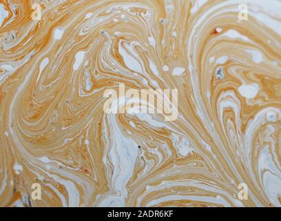 Le mélange marron avec un intérieur blanc brillant avec de la peinture acrylique. Mélanger la peinture liquide. Résumé la texture. Banque D'Images